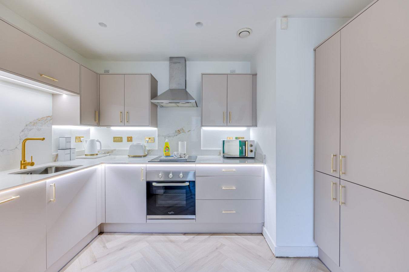 Vibrant Hub Apartment • City Centre • Balcony • Free Parking • Self-Check-In in 50 Mortimer Square Flat 49 - Property image 18 - VivreStays