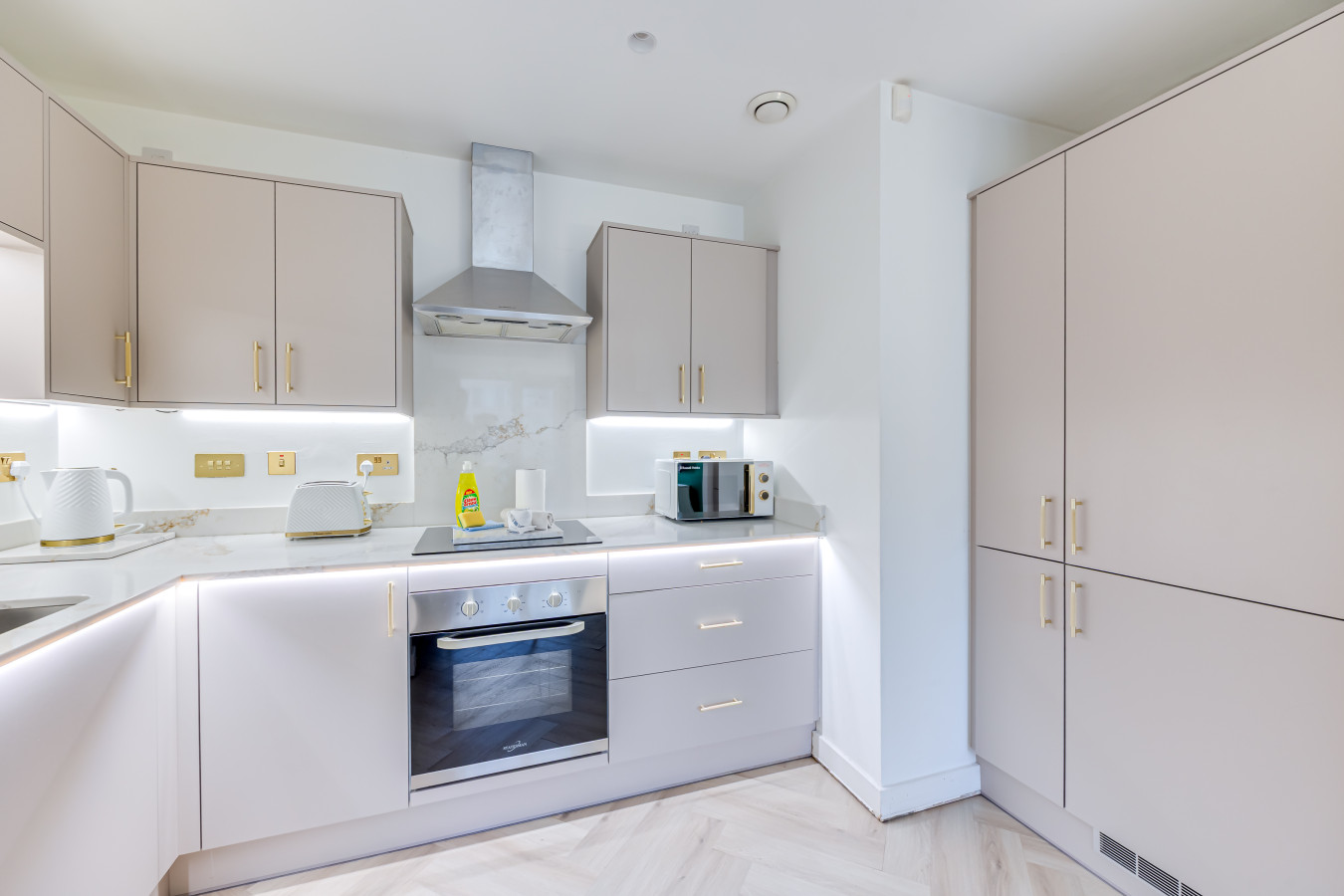 Vibrant Hub Apartment • City Centre • Balcony • Free Parking • Self-Check-In in 50 Mortimer Square Flat 49 - Property image 21 - VivreStays