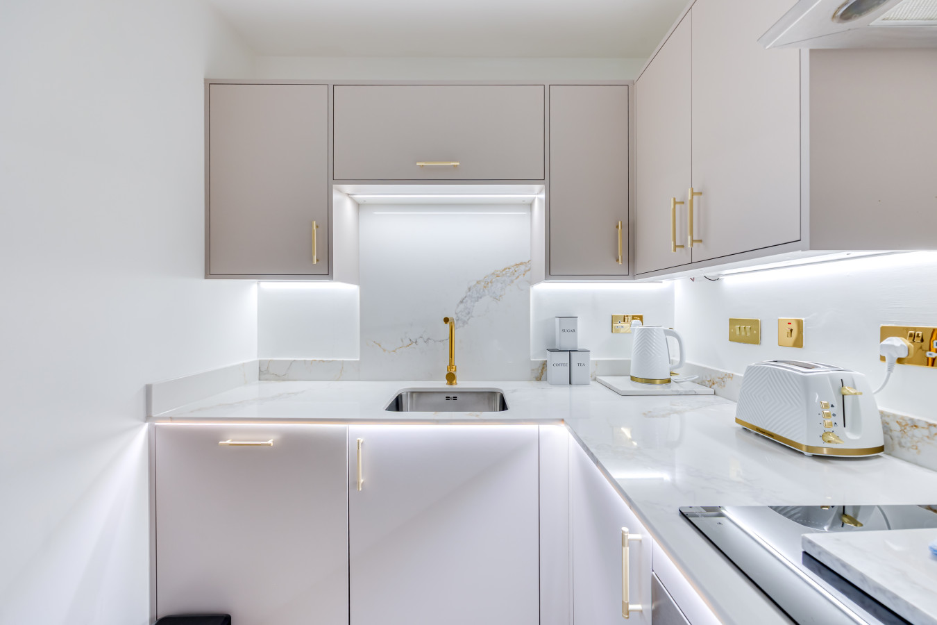 Vibrant Hub Apartment • City Centre • Balcony • Free Parking • Self-Check-In in 50 Mortimer Square Flat 49 - Property image 20 - VivreStays