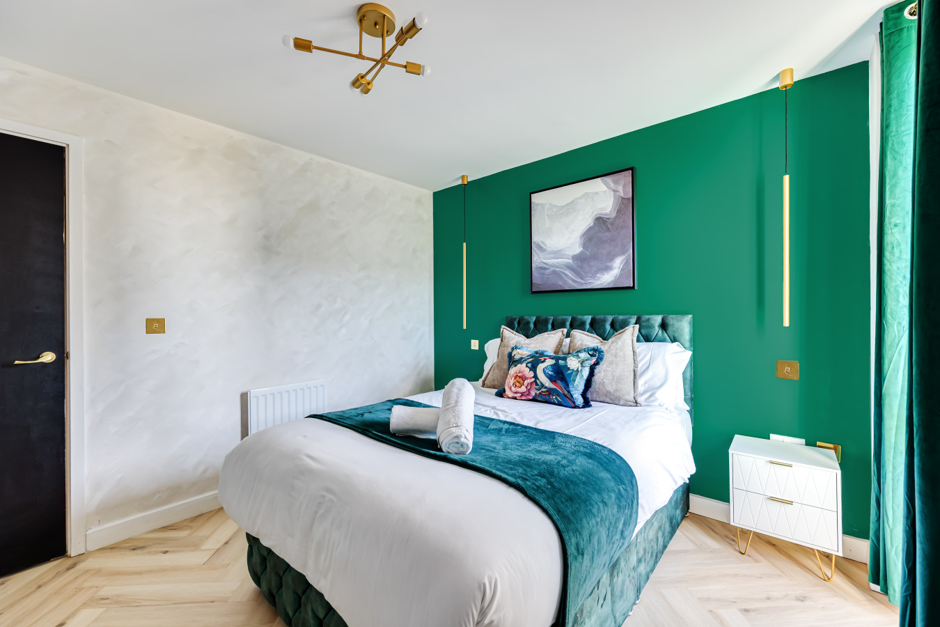 Vibrant Hub Apartment • City Centre • Balcony • Free Parking • Self-Check-In in 50 Mortimer Square Flat 49 - Property image 4 - VivreStays