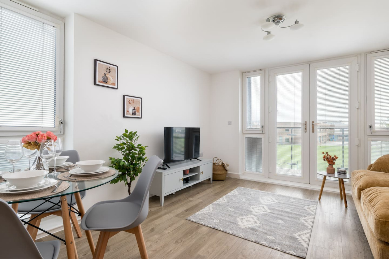 Beautiful Flat • Prime Location • Balcony • Free Parking • Self-Check-In in Mosaic house, 5 Larson Close Flat 6 Mosaic House - Property image 2 - VivreStays