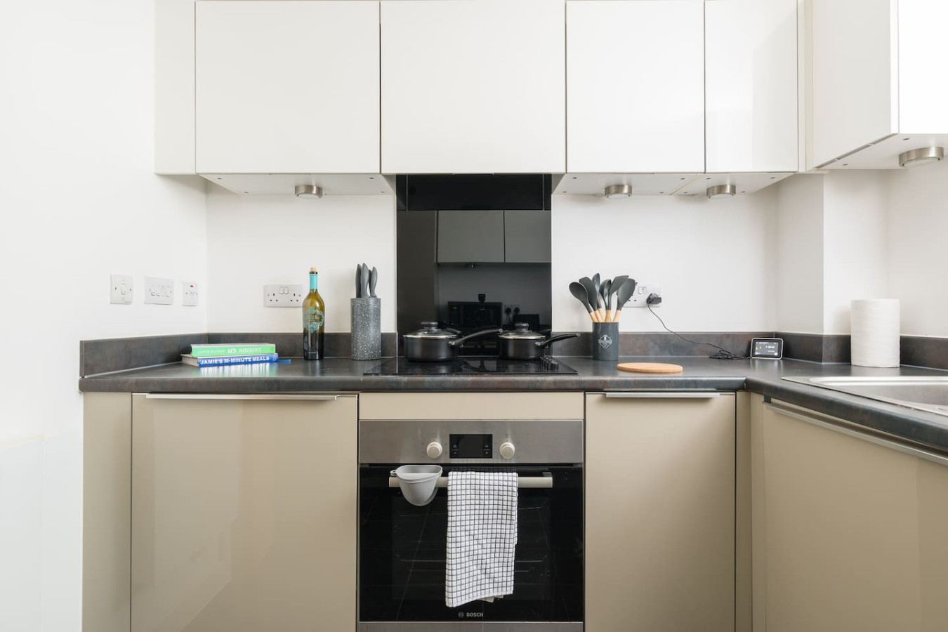 Beautiful Flat • Prime Location • Balcony • Free Parking • Self-Check-In in Mosaic house, 5 Larson Close Flat 6 Mosaic House - Property image 24 - VivreStays