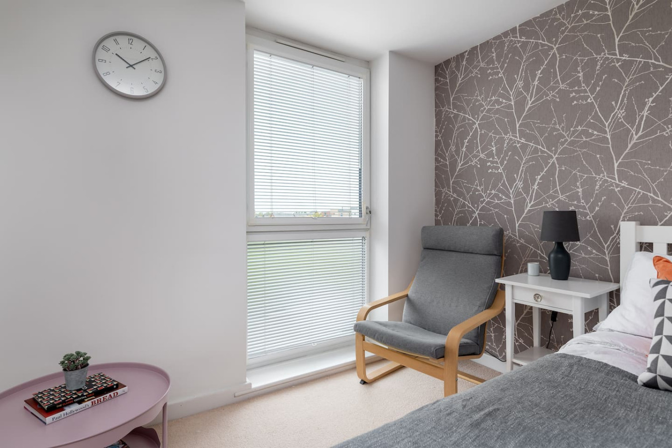 Beautiful Flat • Prime Location • Balcony • Free Parking • Self-Check-In in Mosaic house, 5 Larson Close Flat 6 Mosaic House - Property image 14 - VivreStays