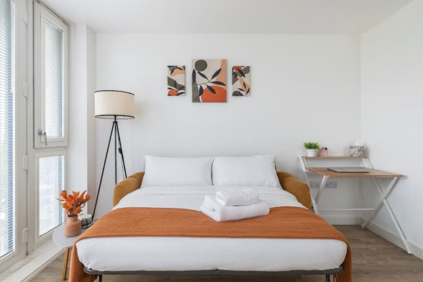 Beautiful Flat • Prime Location • Balcony • Free Parking • Self-Check-In in Mosaic house, 5 Larson Close Flat 6 Mosaic House - Property image 9 - VivreStays