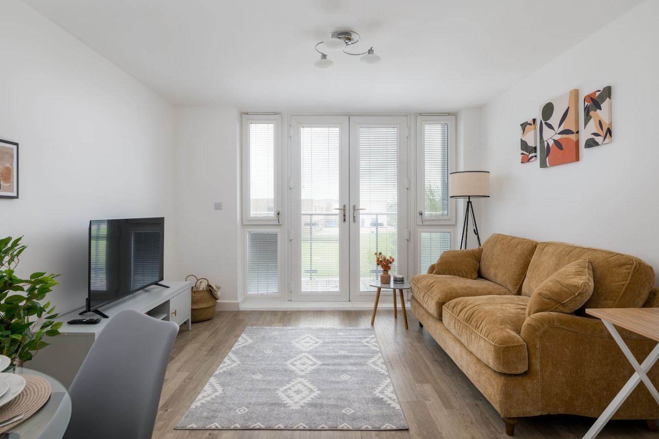 Beautiful Flat • Prime Location • Balcony • Free Parking • Self-Check-In in Mosaic house, 5 Larson Close Flat 6 Mosaic House - Property image 3 - VivreStays