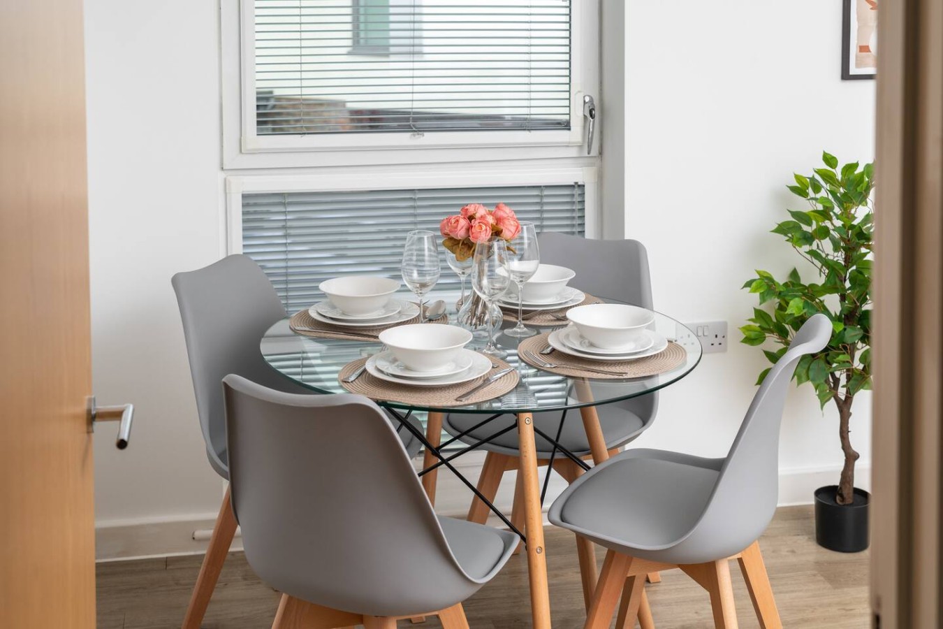 Beautiful Flat • Prime Location • Balcony • Free Parking • Self-Check-In in Mosaic house, 5 Larson Close Flat 6 Mosaic House - Property image 12 - VivreStays