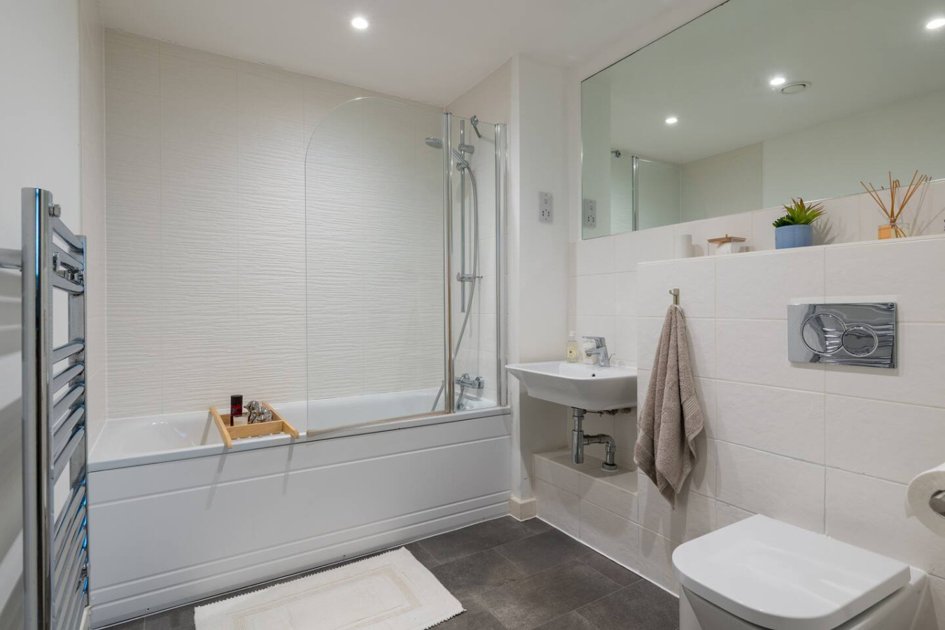 Beautiful Flat • Prime Location • Balcony • Free Parking • Self-Check-In in Mosaic house, 5 Larson Close Flat 6 Mosaic House - Property image 20 - VivreStays