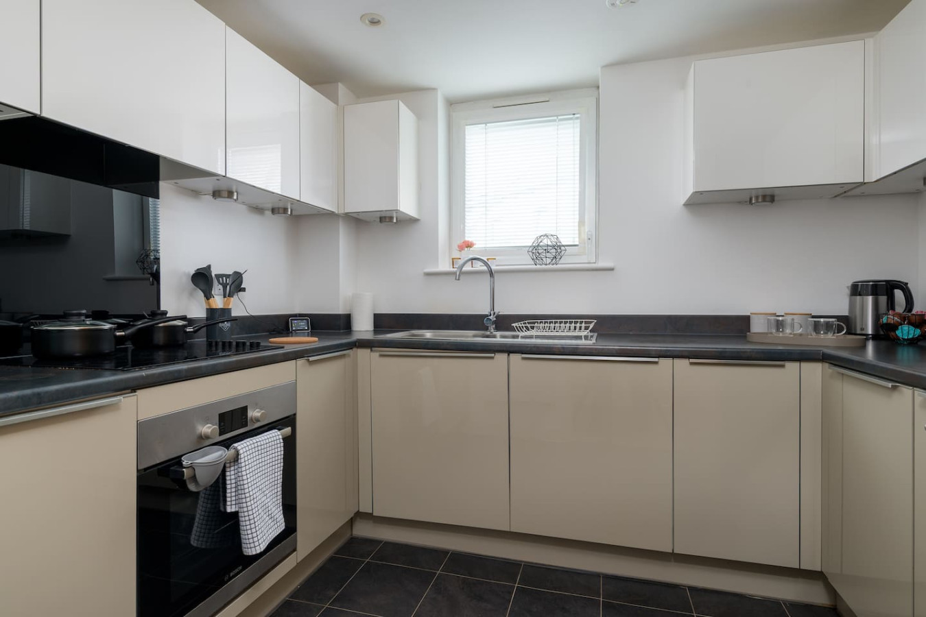 Beautiful Flat • Prime Location • Balcony • Free Parking • Self-Check-In in Mosaic house, 5 Larson Close Flat 6 Mosaic House - Property image 23 - VivreStays