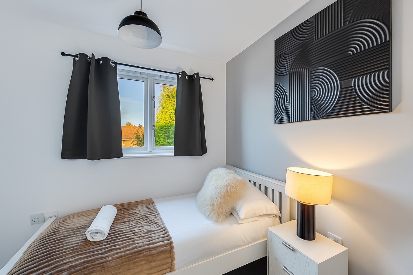Hunsbury House • Sleeps 5 • SkyTV • Free Parking • Self-Check-In in 37 Hunsbury Chase - Property image 9 - VivreStays