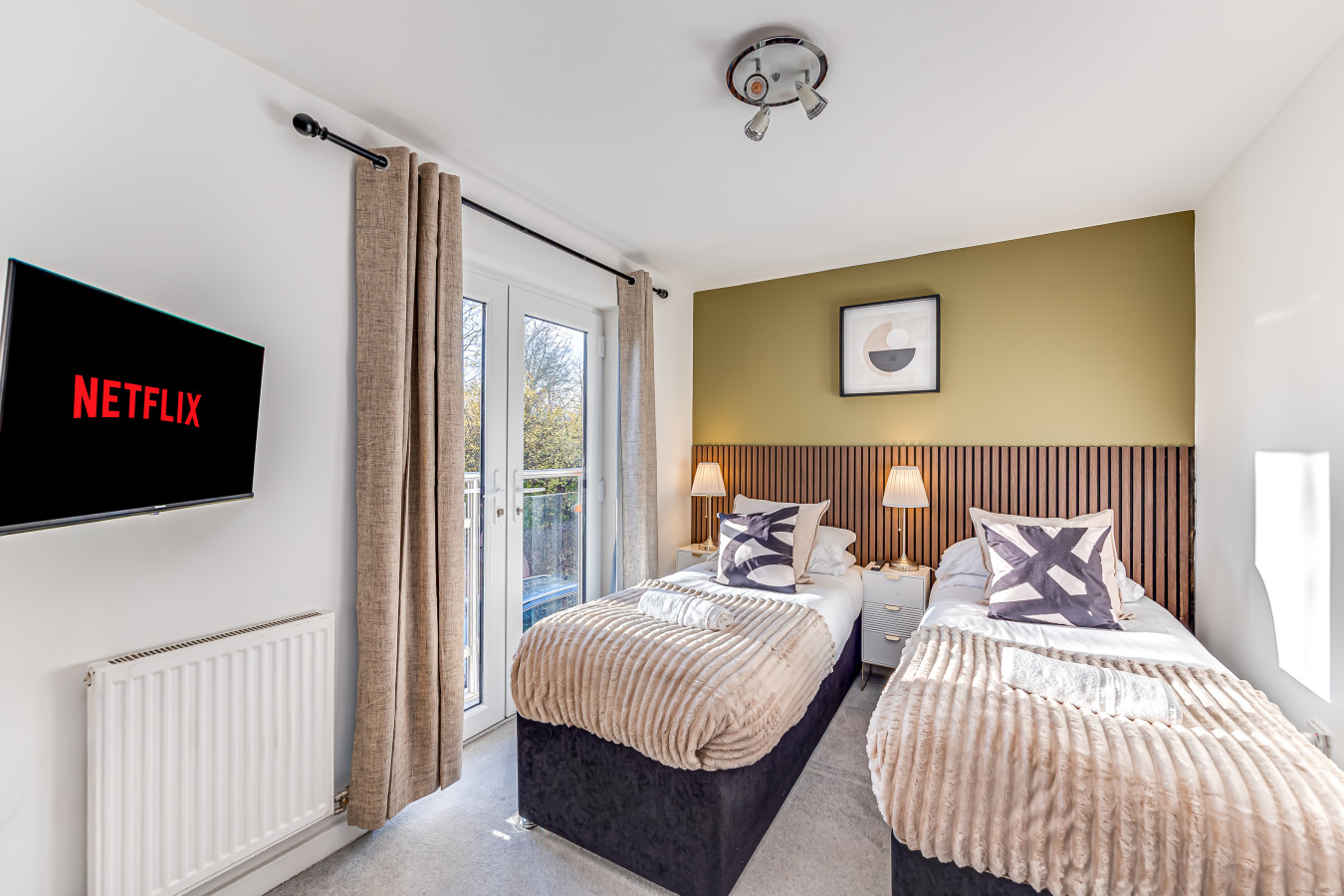 Hunsbury House • Sleeps 5 • SkyTV • Free Parking • Self-Check-In in 37 Hunsbury Chase - Property image 2 - VivreStays