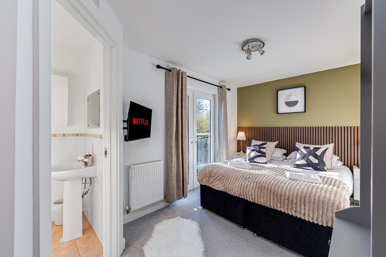 Hunsbury House • Sleeps 5 • SkyTV • Free Parking • Self-Check-In in 37 Hunsbury Chase - Property image 3 - VivreStays