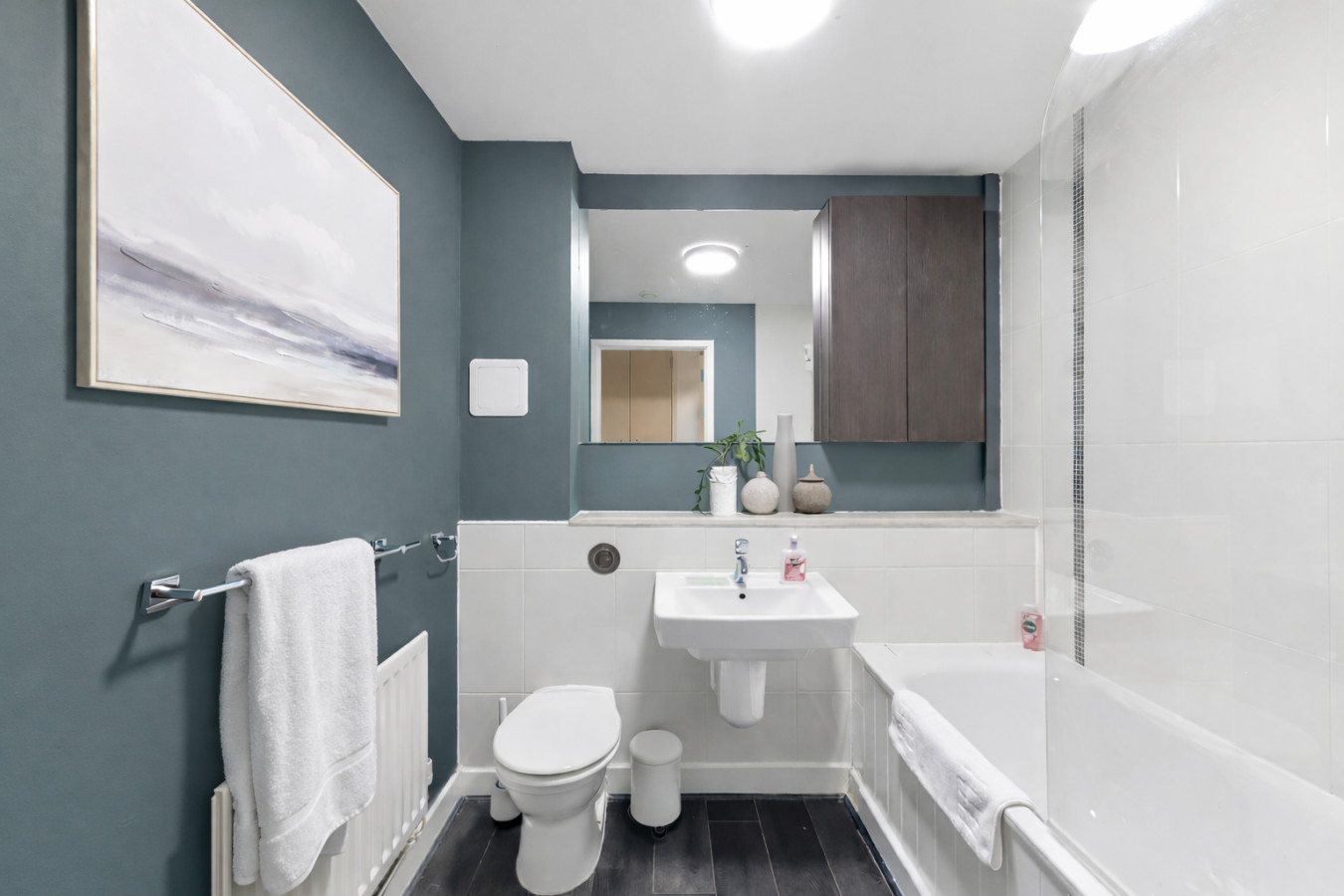 Sleek Apartment • City Centre • Balcony • Free Parking • Fast WiFi • Self-Check-In in 50 Mortimer Square Flat 68 - Property image 4 - VivreStays