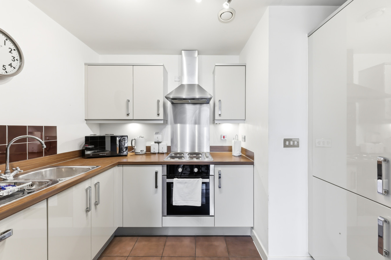 Sleek Apartment • City Centre • Balcony • Free Parking • Fast WiFi • Self-Check-In in 50 Mortimer Square Flat 68 - Property image 12 - VivreStays