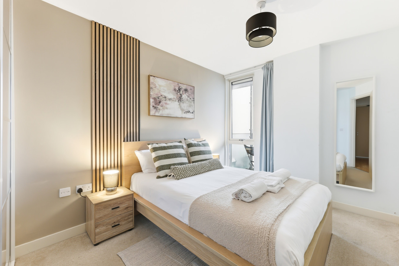 Sleek Apartment • City Centre • Balcony • Free Parking • Fast WiFi • Self-Check-In in 50 Mortimer Square Flat 68 - Property image 2 - VivreStays