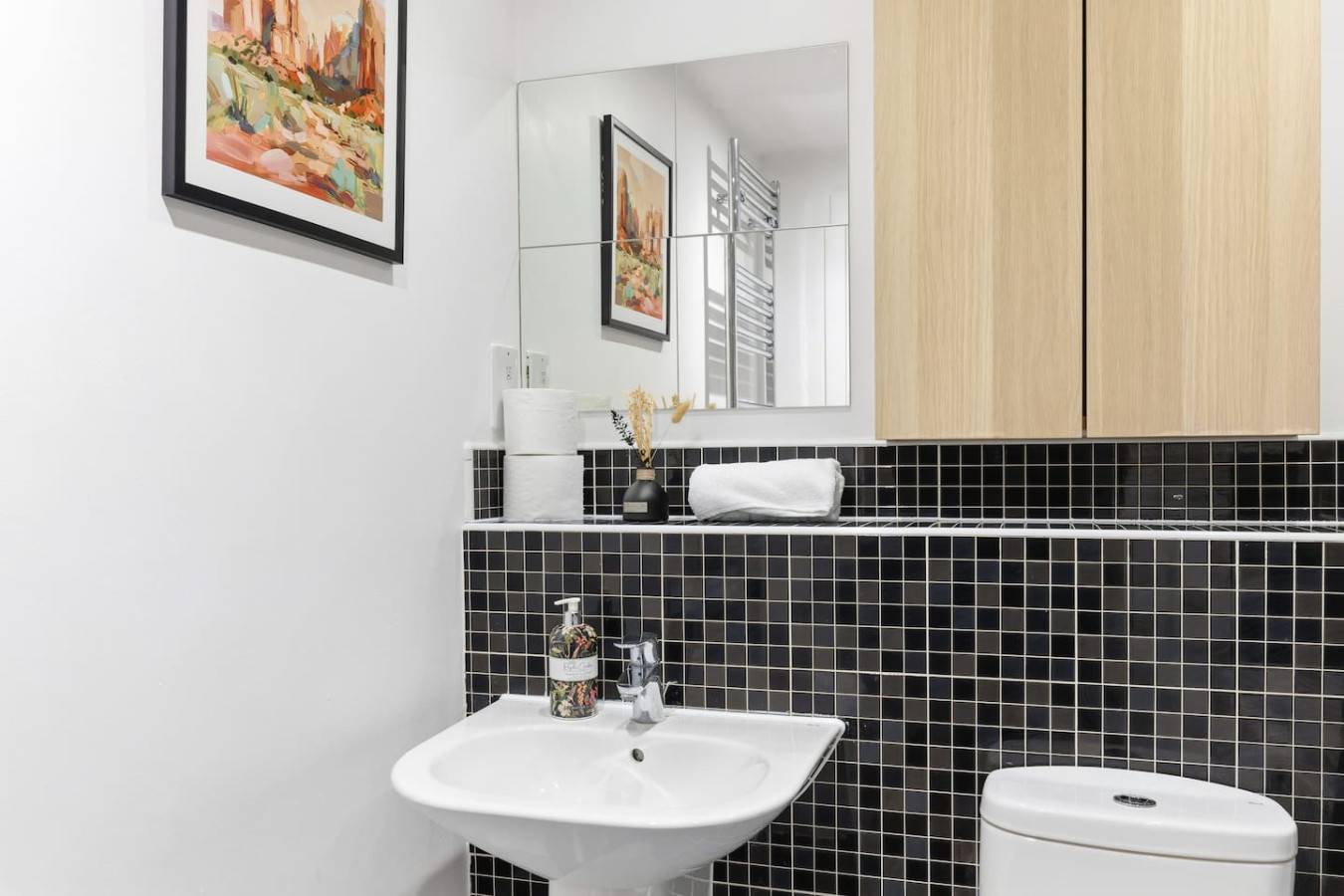 Elegant 2-Bedroom Apartment • Near the High Street • Balcony • Free Parking • Sky TV in 7 Princes Way - Property image 10 - VivreStays