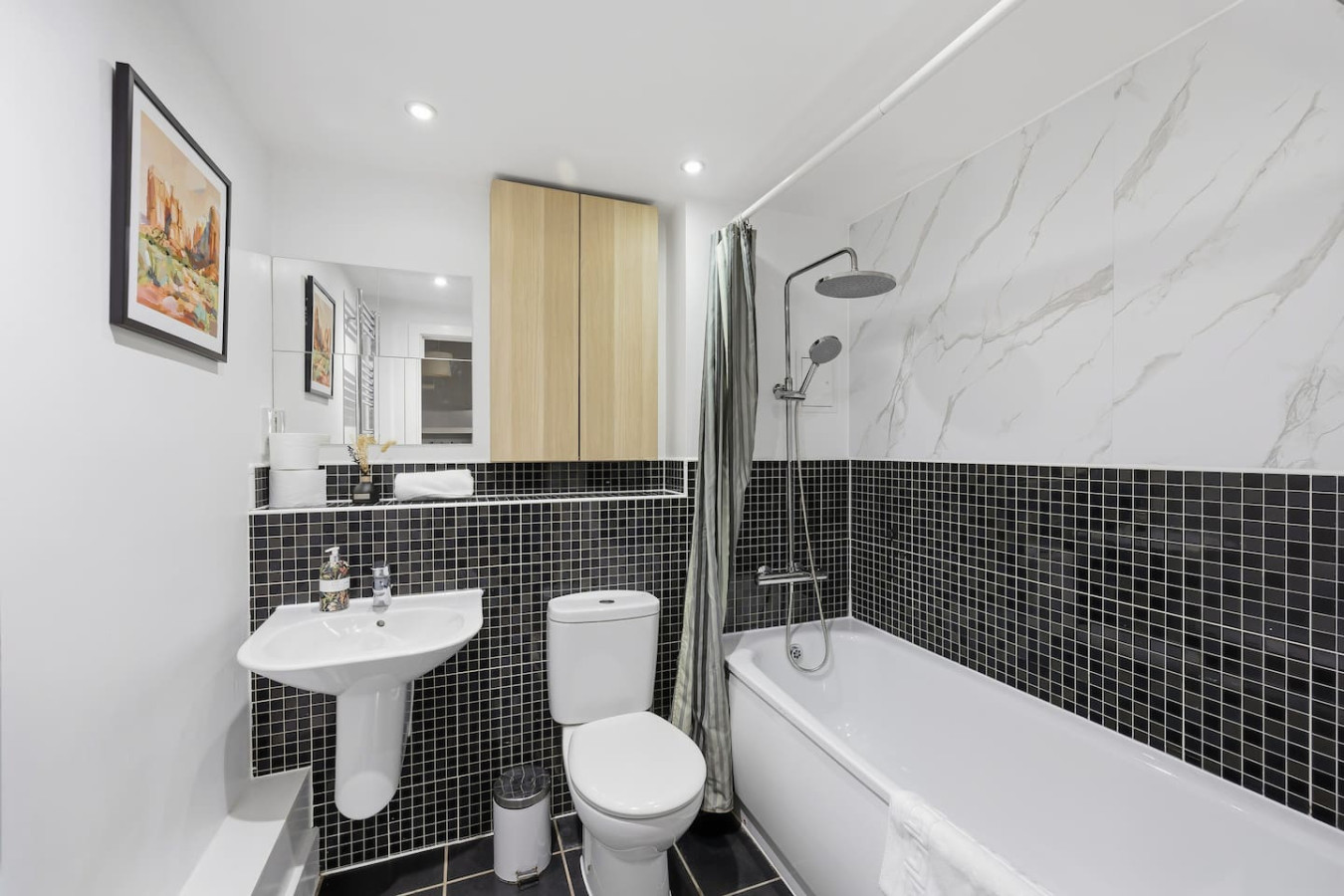 Elegant 2-Bedroom Apartment • Near the High Street • Balcony • Free Parking • Sky TV in 7 Princes Way - Property image 11 - VivreStays