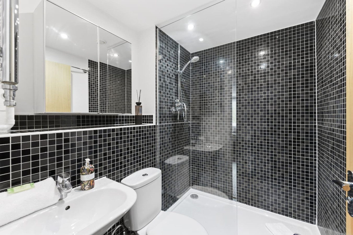 Elegant 2-Bedroom Apartment • Near the High Street • Balcony • Free Parking • Sky TV in 7 Princes Way - Property image 5 - VivreStays