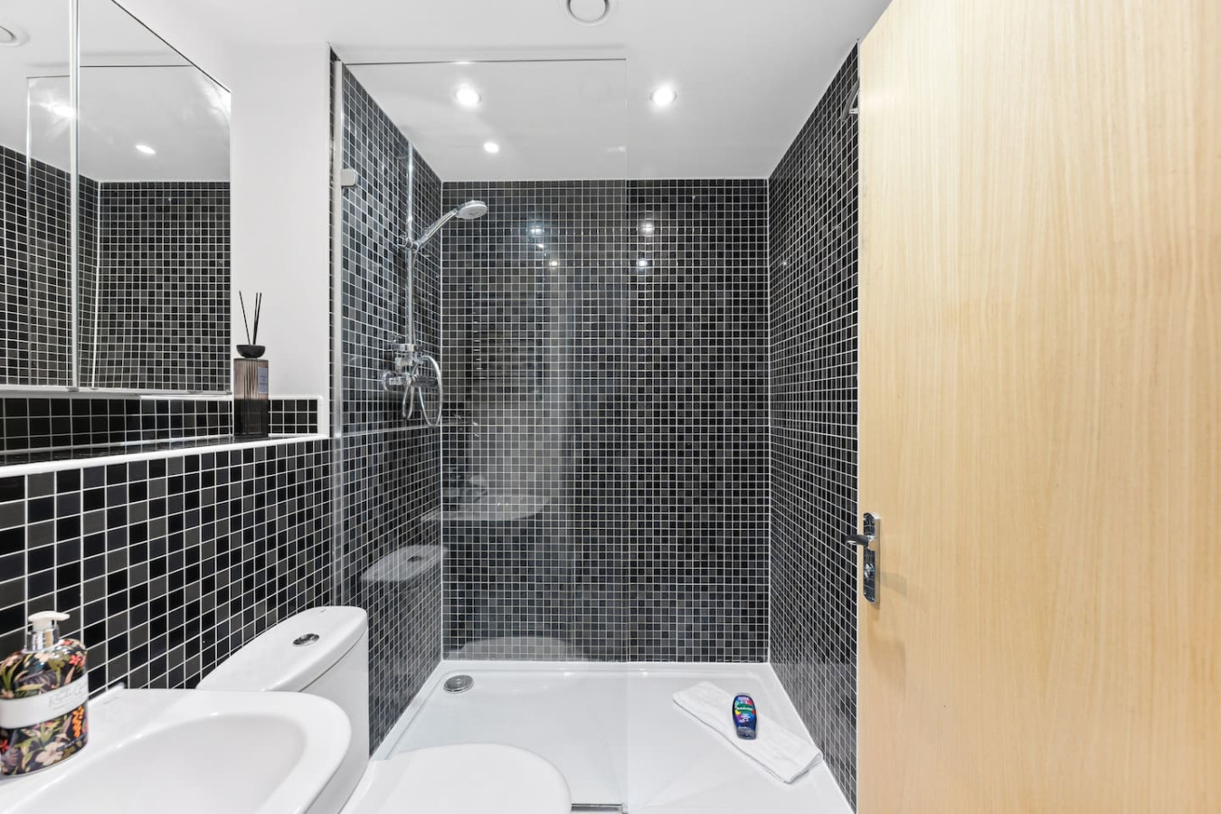Elegant 2-Bedroom Apartment • Near the High Street • Balcony • Free Parking • Sky TV in 7 Princes Way - Property image 6 - VivreStays