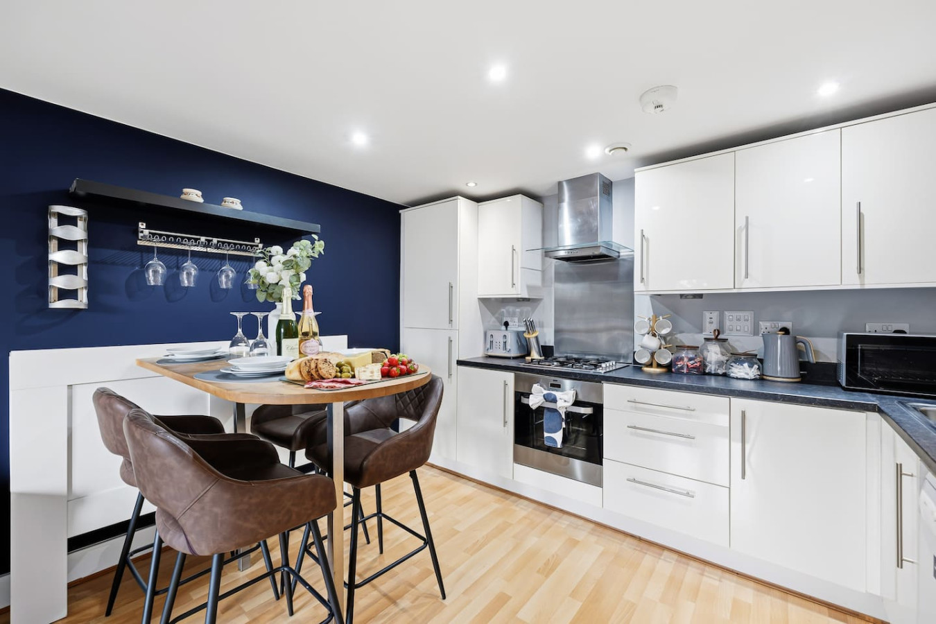 Elegant 2-Bedroom Apartment • Near the High Street • Balcony • Free Parking • Sky TV in 7 Princes Way - Property image 18 - VivreStays