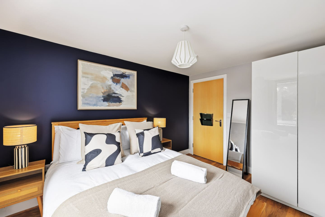 Elegant 2-Bedroom Apartment • Near the High Street • Balcony • Free Parking • Sky TV in 7 Princes Way - Property image 7 - VivreStays