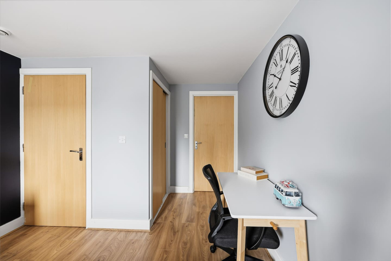 Elegant 2-Bedroom Apartment • Near the High Street • Balcony • Free Parking • Sky TV in 7 Princes Way - Property image 4 - VivreStays