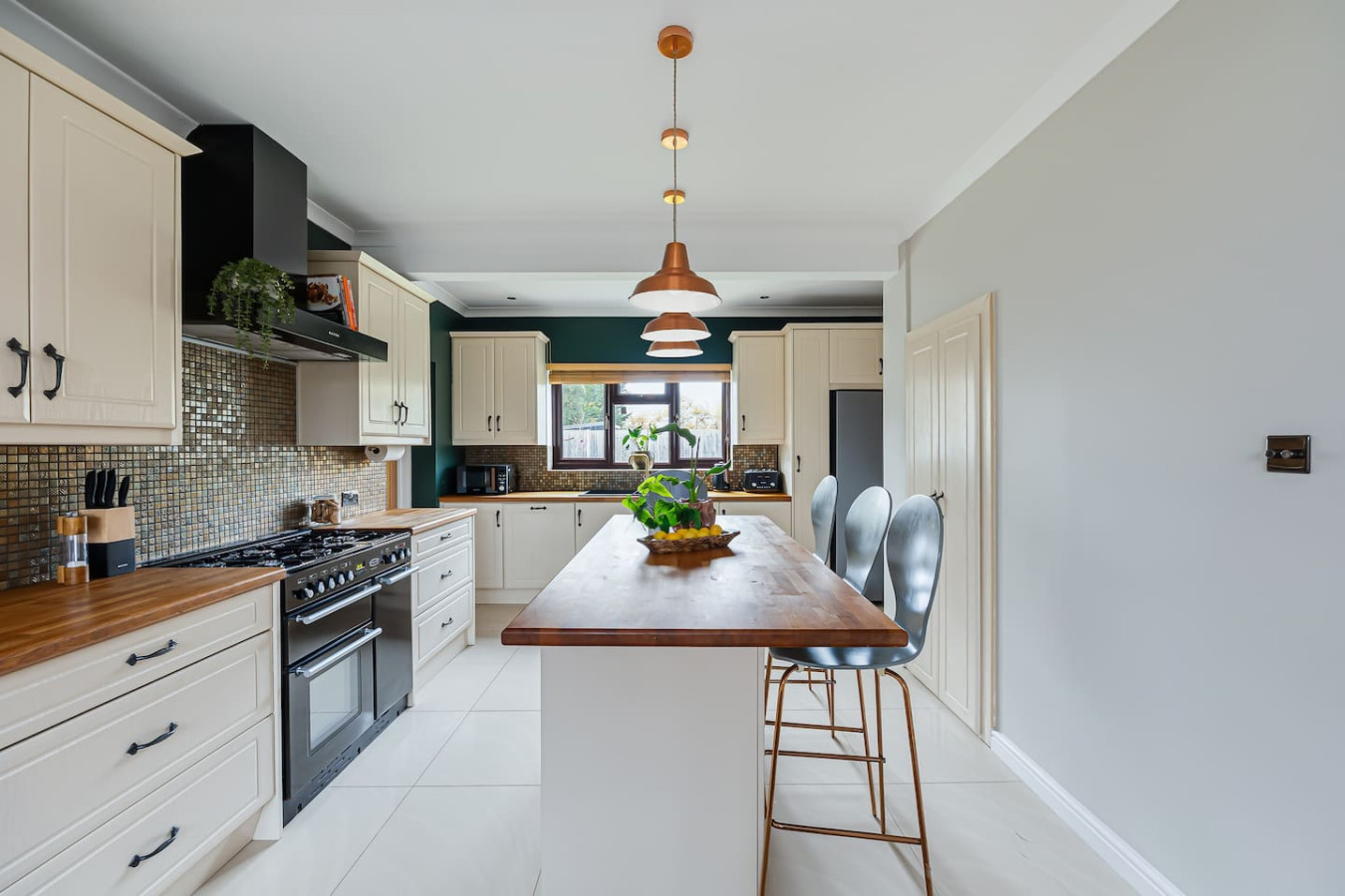Meadow House • Detached • Driveway Parking • Nr Taplow Station w/ Direct Trains to Central London • Spacious Garden • Fast WiFi • Self-Check-In in 6 Meadow Way, Dorney Reach, Maidenhead SL6 0DR, UK - Property image 24 - VivreStays