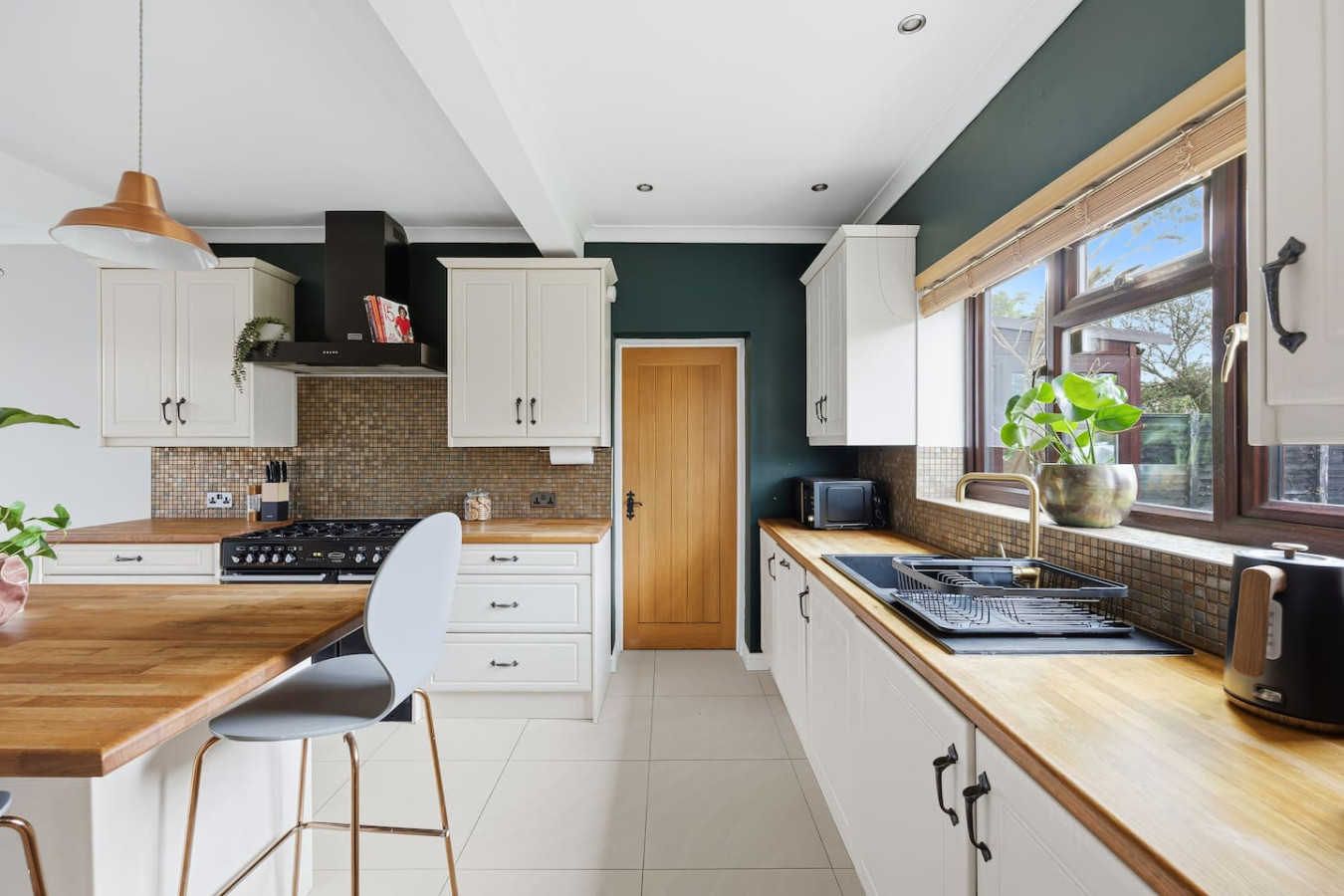 Meadow House • Detached • Driveway Parking • Nr Taplow Station w/ Direct Trains to Central London • Spacious Garden • Fast WiFi • Self-Check-In in 6 Meadow Way, Dorney Reach, Maidenhead SL6 0DR, UK - Property image 26 - VivreStays