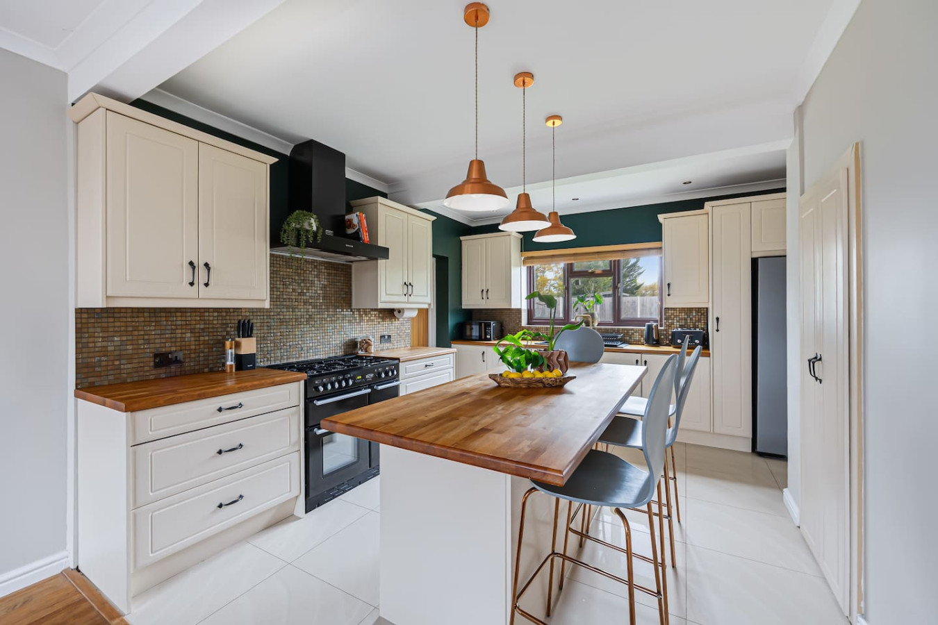 Meadow House • Detached • Driveway Parking • Nr Taplow Station w/ Direct Trains to Central London • Spacious Garden • Fast WiFi • Self-Check-In in 6 Meadow Way, Dorney Reach, Maidenhead SL6 0DR, UK - Property image 23 - VivreStays