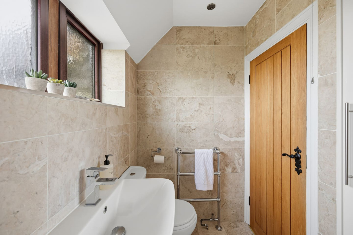 Meadow House • Detached • Driveway Parking • Nr Taplow Station w/ Direct Trains to Central London • Spacious Garden • Fast WiFi • Self-Check-In in 6 Meadow Way, Dorney Reach, Maidenhead SL6 0DR, UK - Property image 6 - VivreStays
