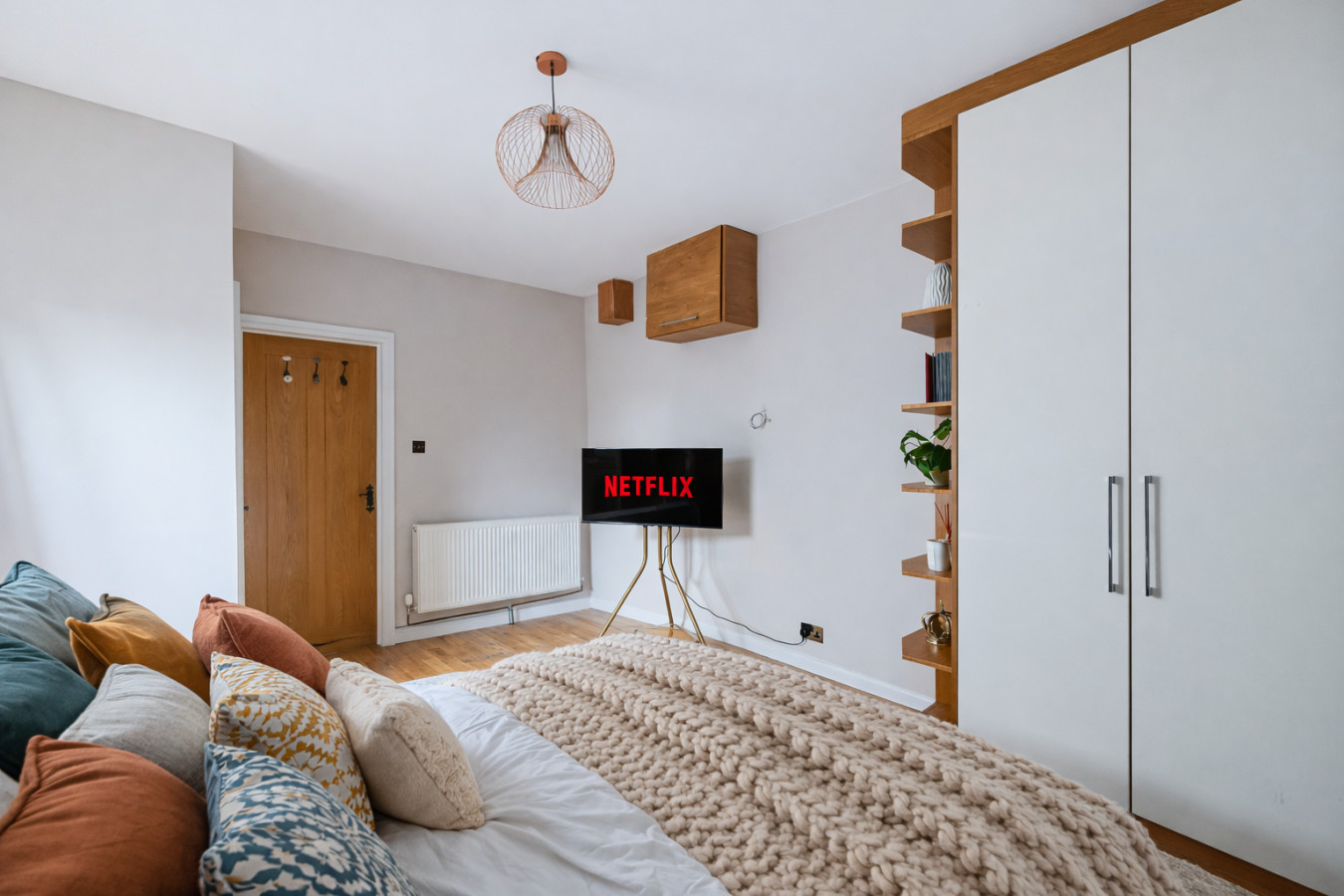 Meadow House • Detached • Driveway Parking • Nr Taplow Station w/ Direct Trains to Central London • Spacious Garden • Fast WiFi • Self-Check-In in 6 Meadow Way, Dorney Reach, Maidenhead SL6 0DR, UK - Property image 3 - VivreStays