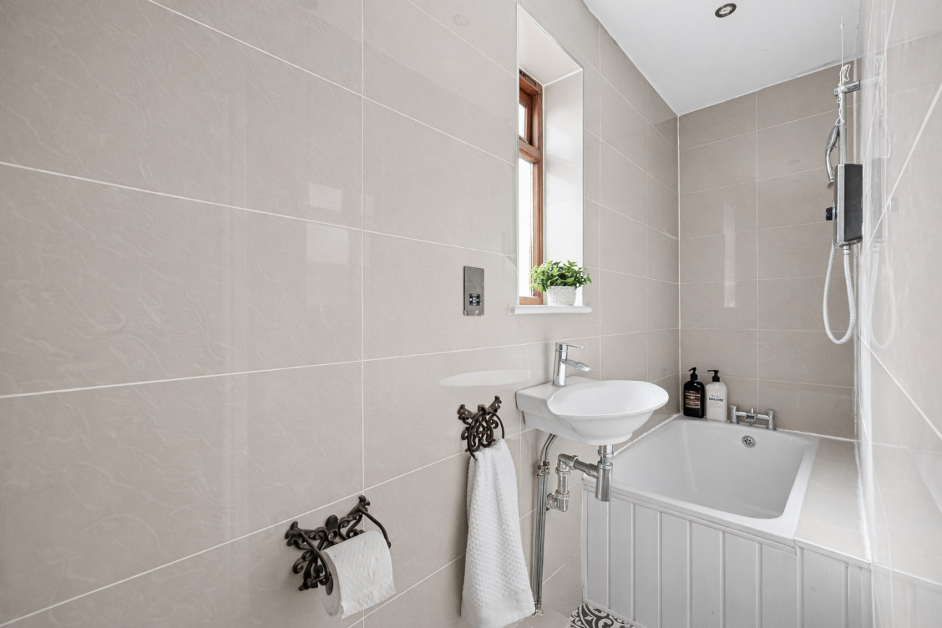 Meadow House • Detached • Driveway Parking • Nr Taplow Station w/ Direct Trains to Central London • Spacious Garden • Fast WiFi • Self-Check-In in 6 Meadow Way, Dorney Reach, Maidenhead SL6 0DR, UK - Property image 5 - VivreStays
