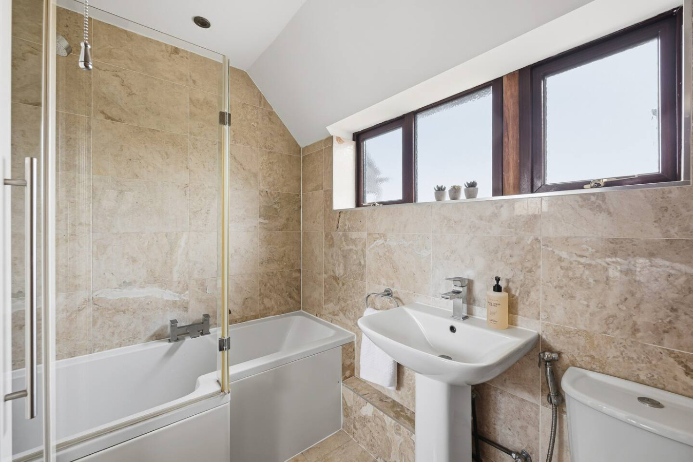 Meadow House • Detached • Driveway Parking • Nr Taplow Station w/ Direct Trains to Central London • Spacious Garden • Fast WiFi • Self-Check-In in 6 Meadow Way, Dorney Reach, Maidenhead SL6 0DR, UK - Property image 9 - VivreStays