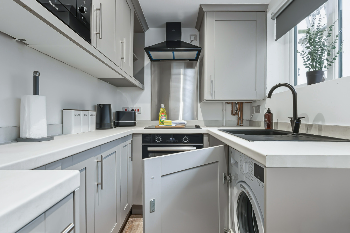 Contemporary House • Near the High Street • Free Parking • Fast WiFi • Smart TV in 30 Albert Street - Property image 11 - VivreStays