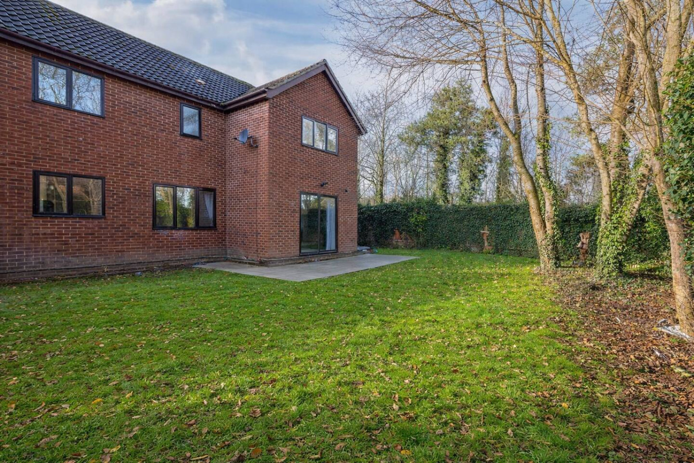 Paxton House • 5 Bedroom 3.5 Bath • Detached • Driveway Parking • Sky TV • Fast WiFi in 28 Paxton Crescent - Property image 34 - VivreStays