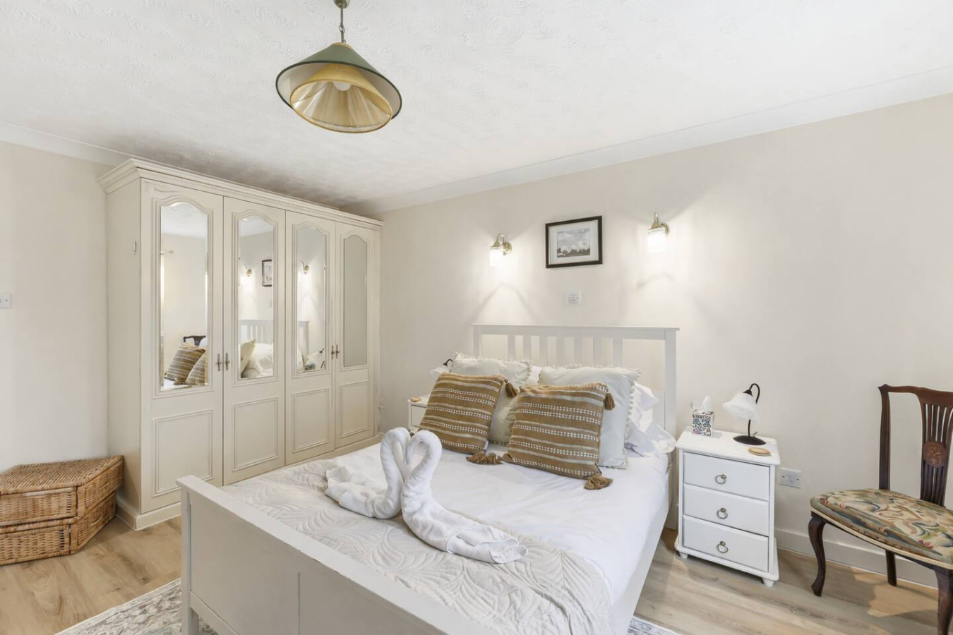 Paxton House • 5 Bedroom 3.5 Bath • Detached • Driveway Parking • Sky TV • Fast WiFi in 28 Paxton Crescent - Property image 10 - VivreStays