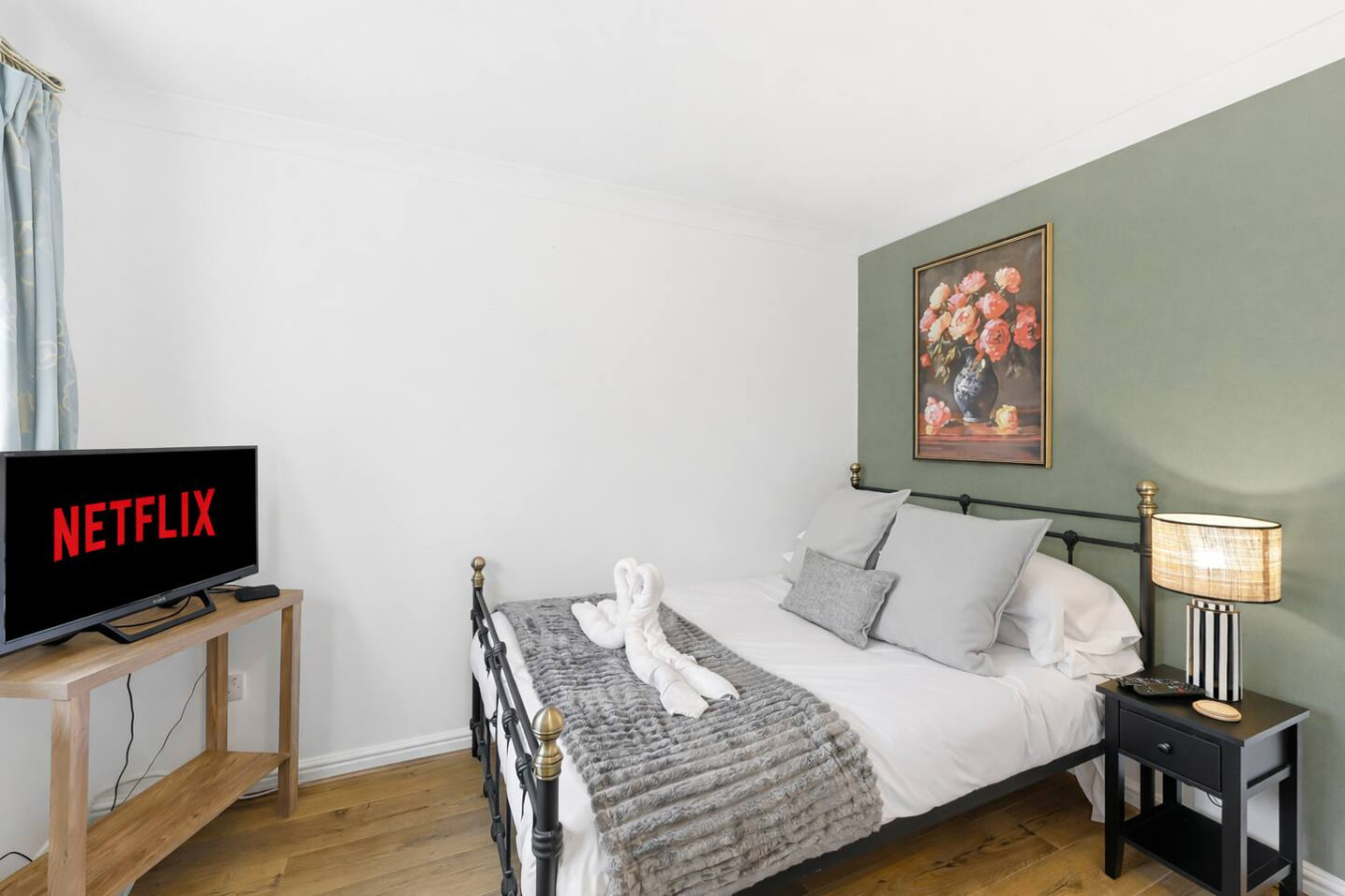 Paxton House • 5 Bedroom 3.5 Bath • Detached • Driveway Parking • Sky TV • Fast WiFi in 28 Paxton Crescent - Property image 15 - VivreStays