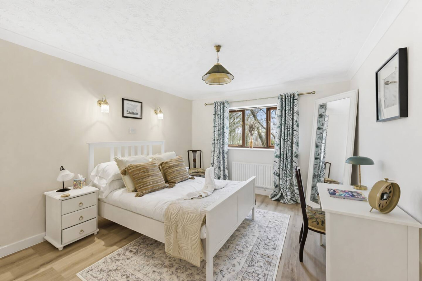 Paxton House • 5 Bedroom 3.5 Bath • Detached • Driveway Parking • Sky TV • Fast WiFi in 28 Paxton Crescent - Property image 8 - VivreStays