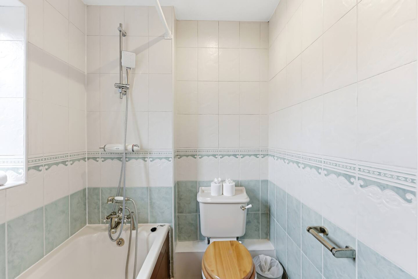 Paxton House • 5 Bedroom 3.5 Bath • Detached • Driveway Parking • Sky TV • Fast WiFi in 28 Paxton Crescent - Property image 24 - VivreStays