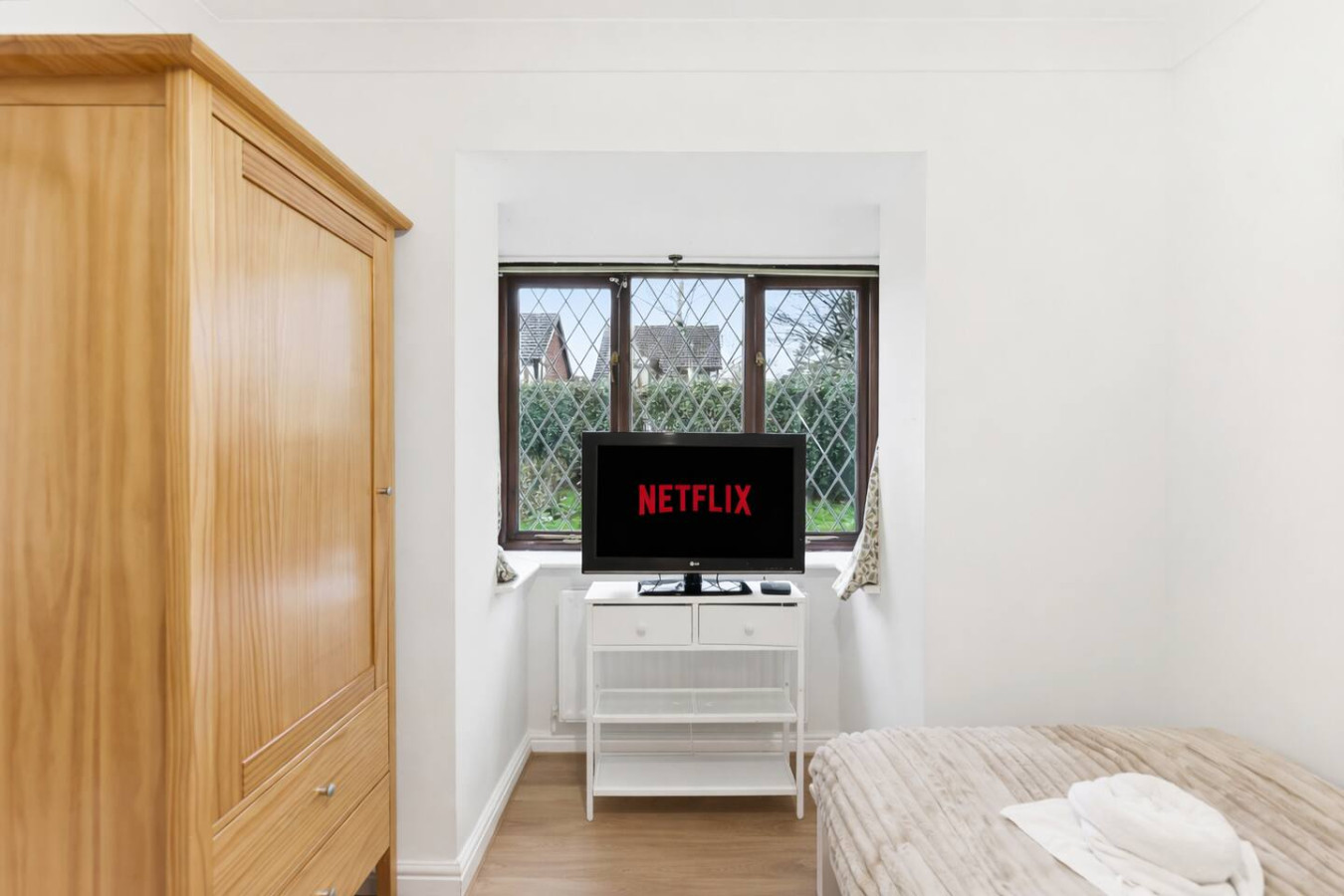 Paxton House • 5 Bedroom 3.5 Bath • Detached • Driveway Parking • Sky TV • Fast WiFi in 28 Paxton Crescent - Property image 27 - VivreStays
