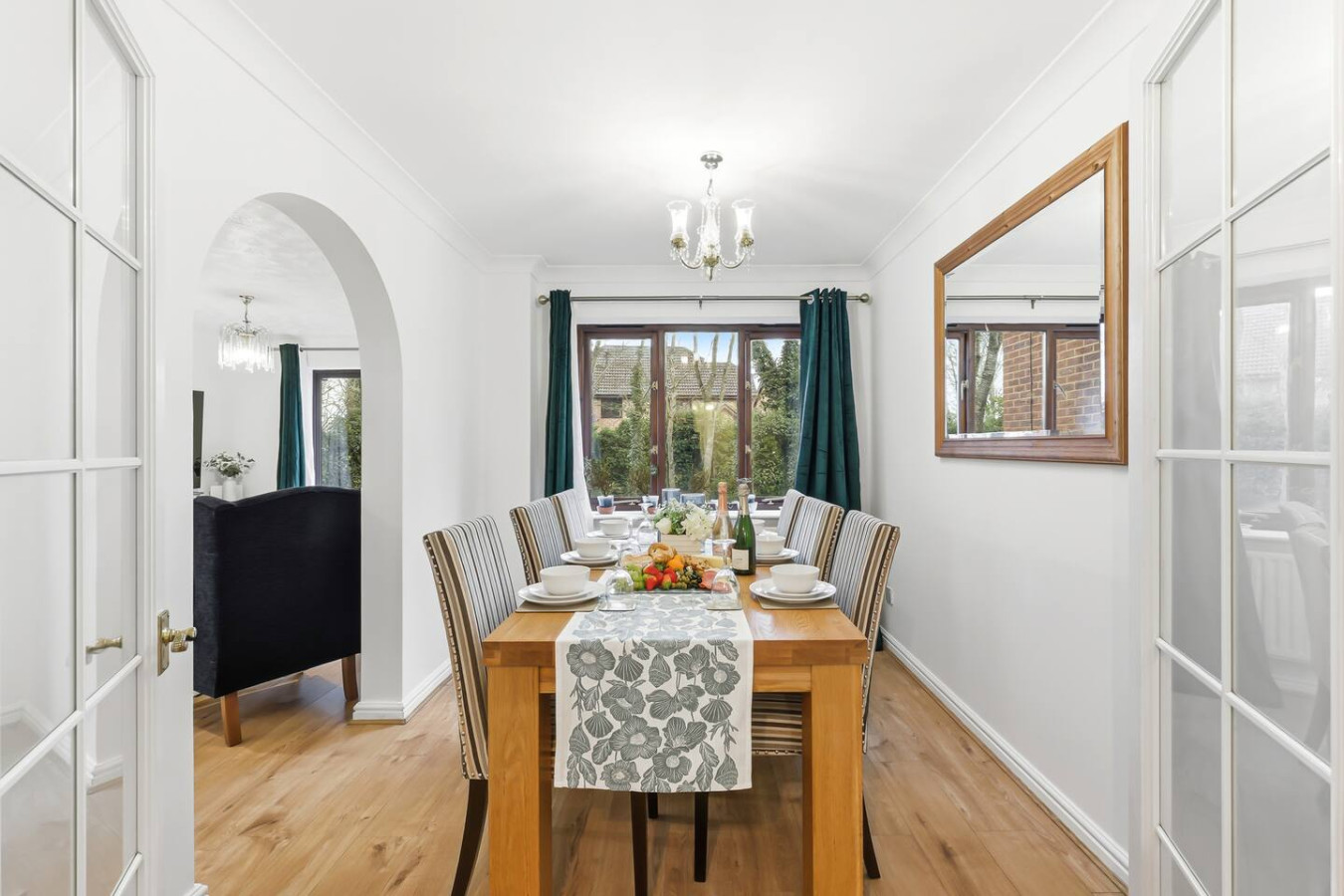 Paxton House • 5 Bedroom 3.5 Bath • Detached • Driveway Parking • Sky TV • Fast WiFi in 28 Paxton Crescent - Property image 6 - VivreStays