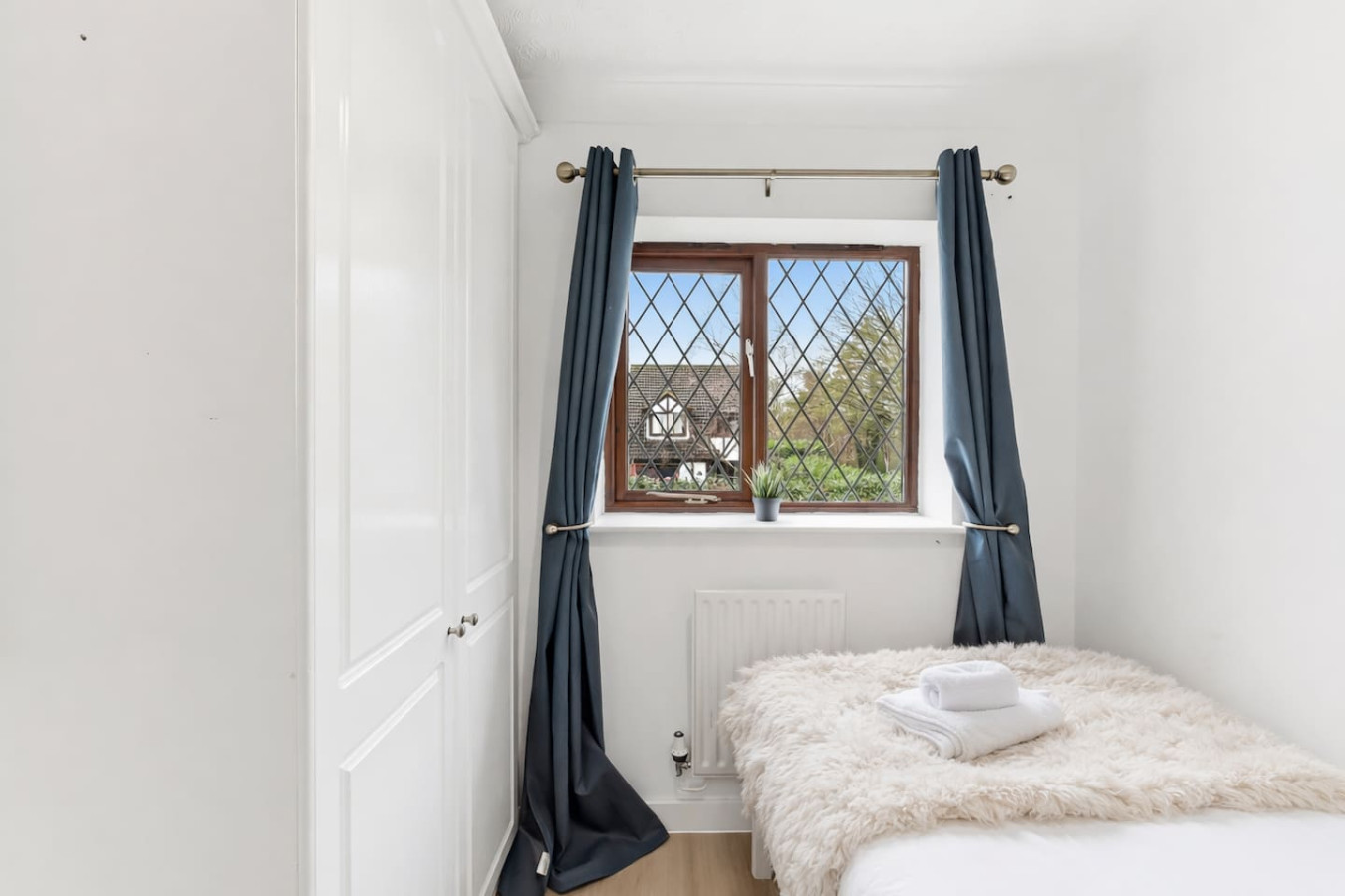 Paxton House • 5 Bedroom 3.5 Bath • Detached • Driveway Parking • Sky TV • Fast WiFi in 28 Paxton Crescent - Property image 22 - VivreStays