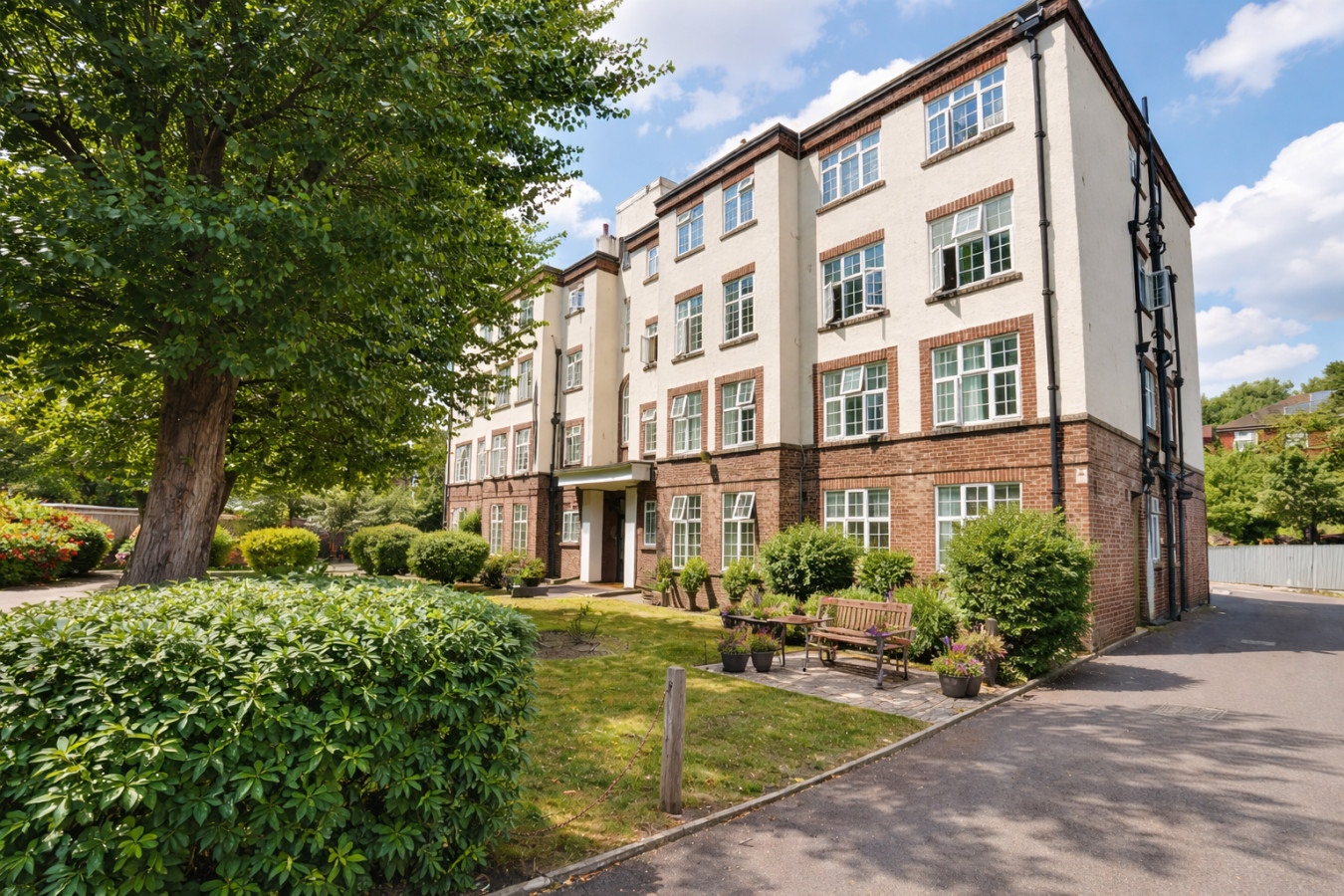 Charming Apartment • Great Location • Pool Table • Free Parking • Fast WiFi in St James Court, Saint James's Road - Property image 17 - VivreStays