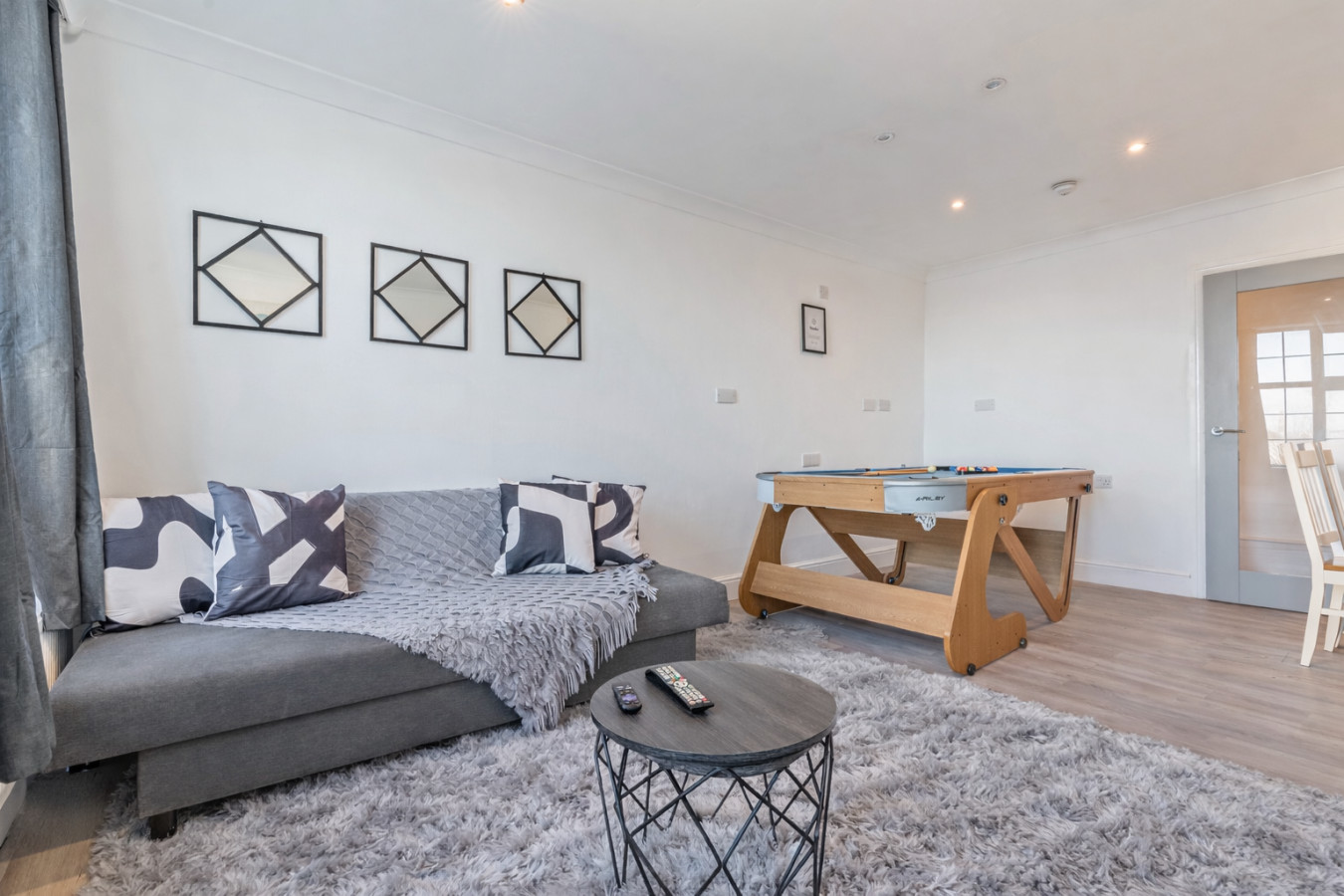 Charming Apartment • Great Location • Pool Table • Free Parking • Fast WiFi in St James Court, Saint James's Road - Property image 11 - VivreStays
