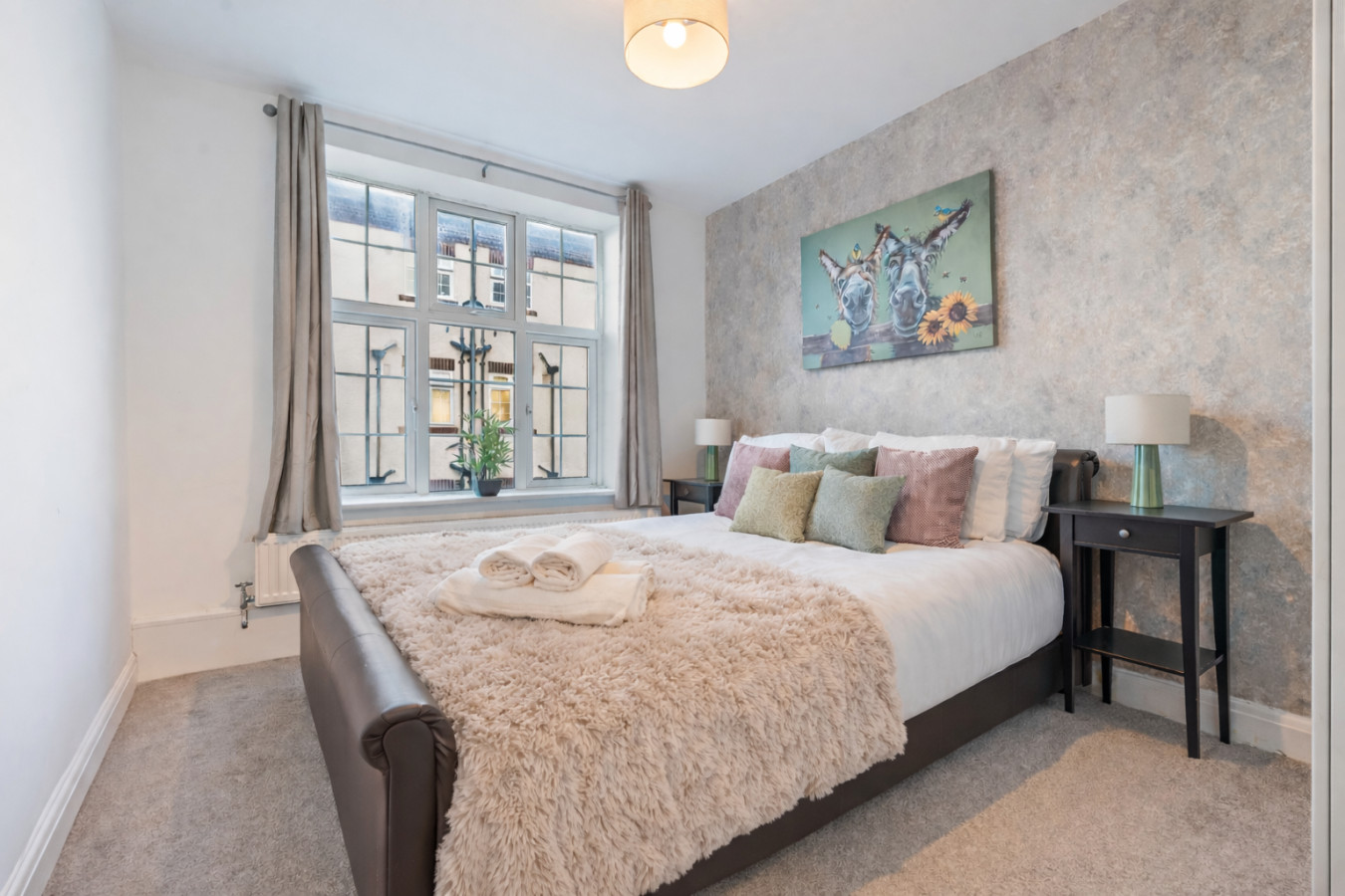 Charming Apartment • Great Location • Pool Table • Free Parking • Fast WiFi in St James Court, Saint James's Road - Property image 2 - VivreStays