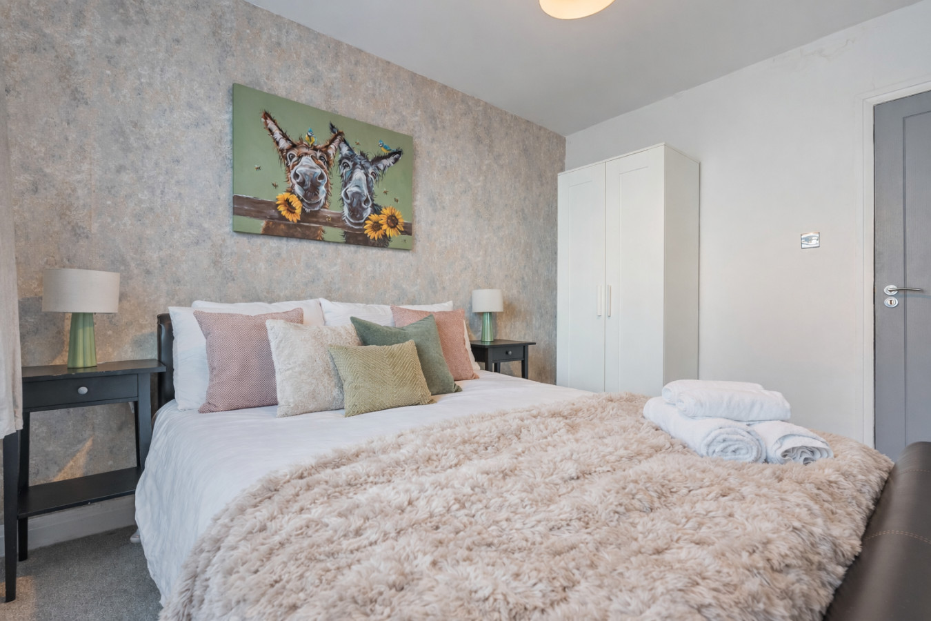 Charming Apartment • Great Location • Pool Table • Free Parking • Fast WiFi in St James Court, Saint James's Road - Property image 3 - VivreStays