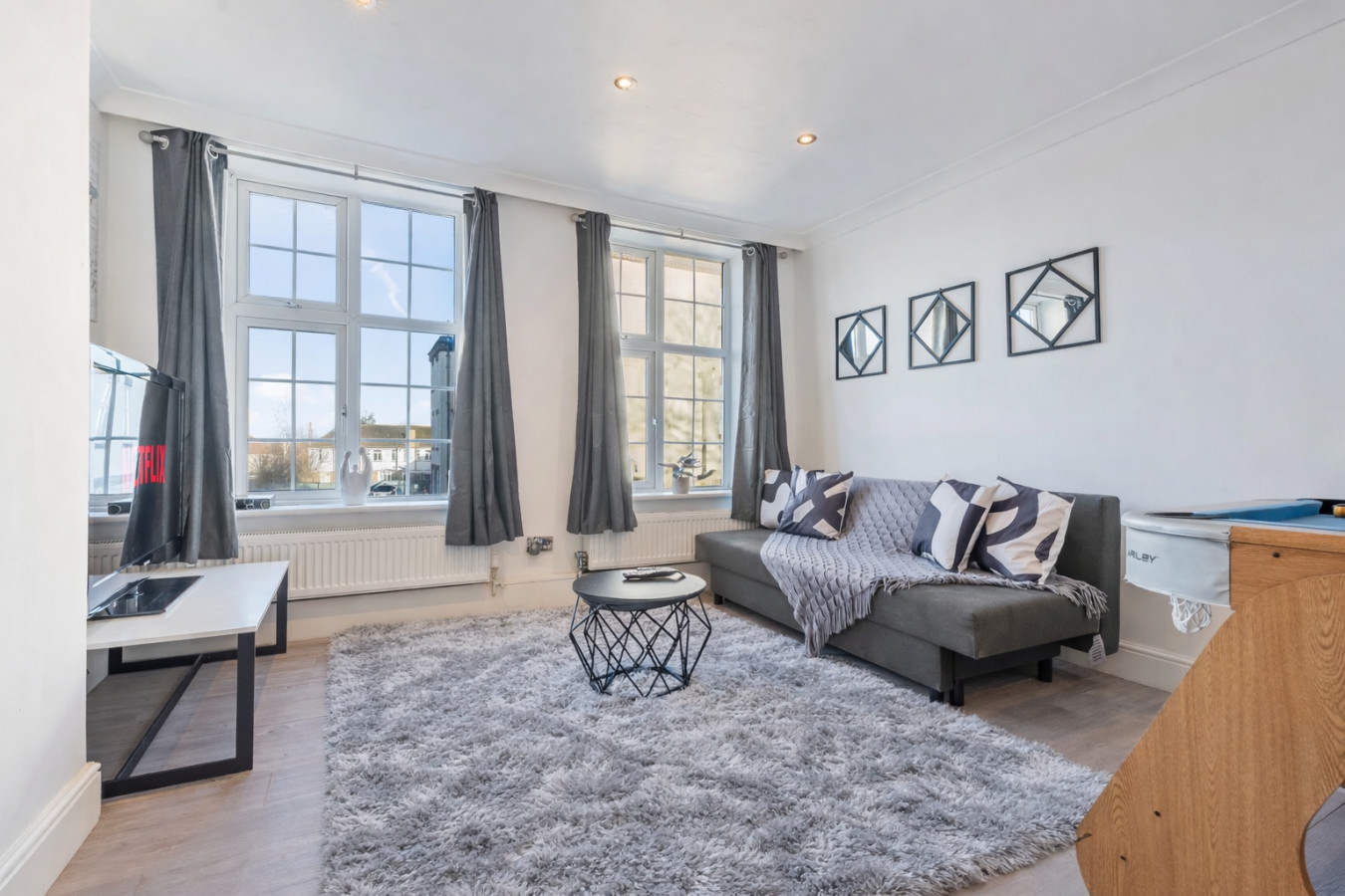 Charming Apartment • Great Location • Pool Table • Free Parking • Fast WiFi in St James Court, Saint James's Road - Property image 10 - VivreStays