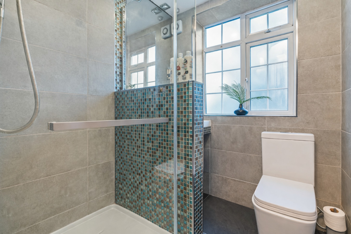 Charming Apartment • Great Location • Pool Table • Free Parking • Fast WiFi in St James Court, Saint James's Road - Property image 4 - VivreStays