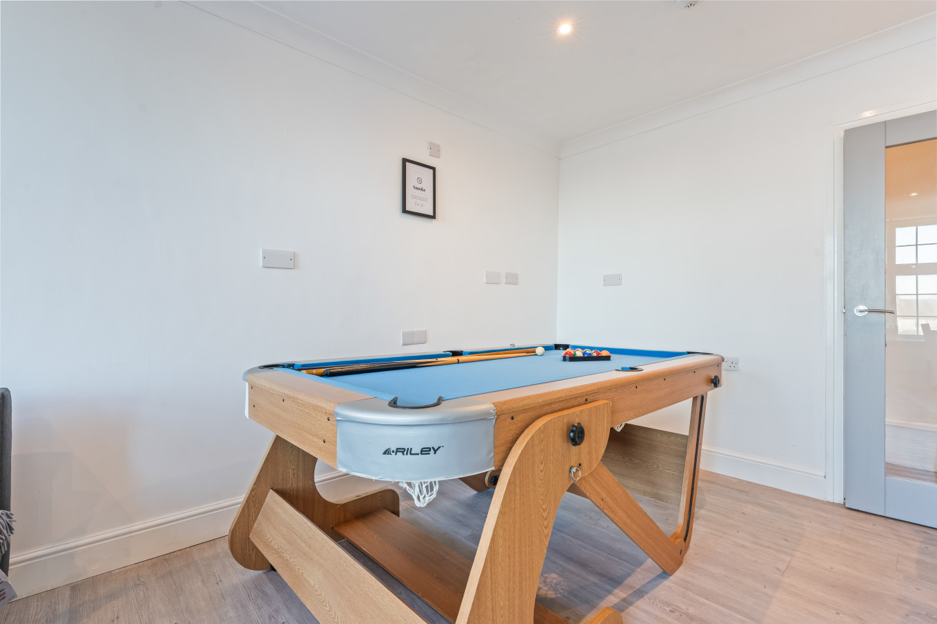Charming Apartment • Great Location • Pool Table • Free Parking • Fast WiFi in St James Court, Saint James's Road - Property image 12 - VivreStays