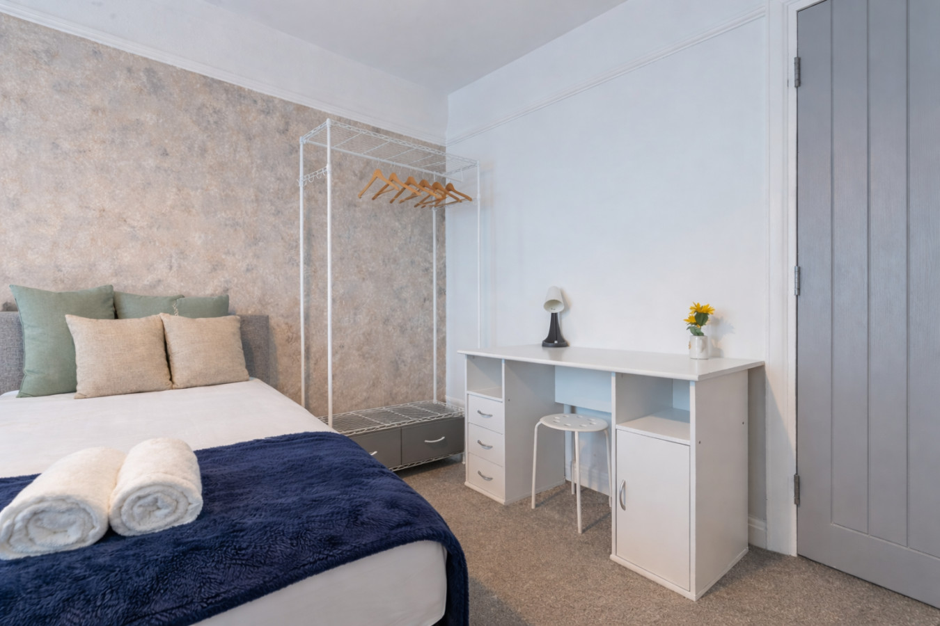 Charming Apartment • Great Location • Pool Table • Free Parking • Fast WiFi in St James Court, Saint James's Road - Property image 8 - VivreStays