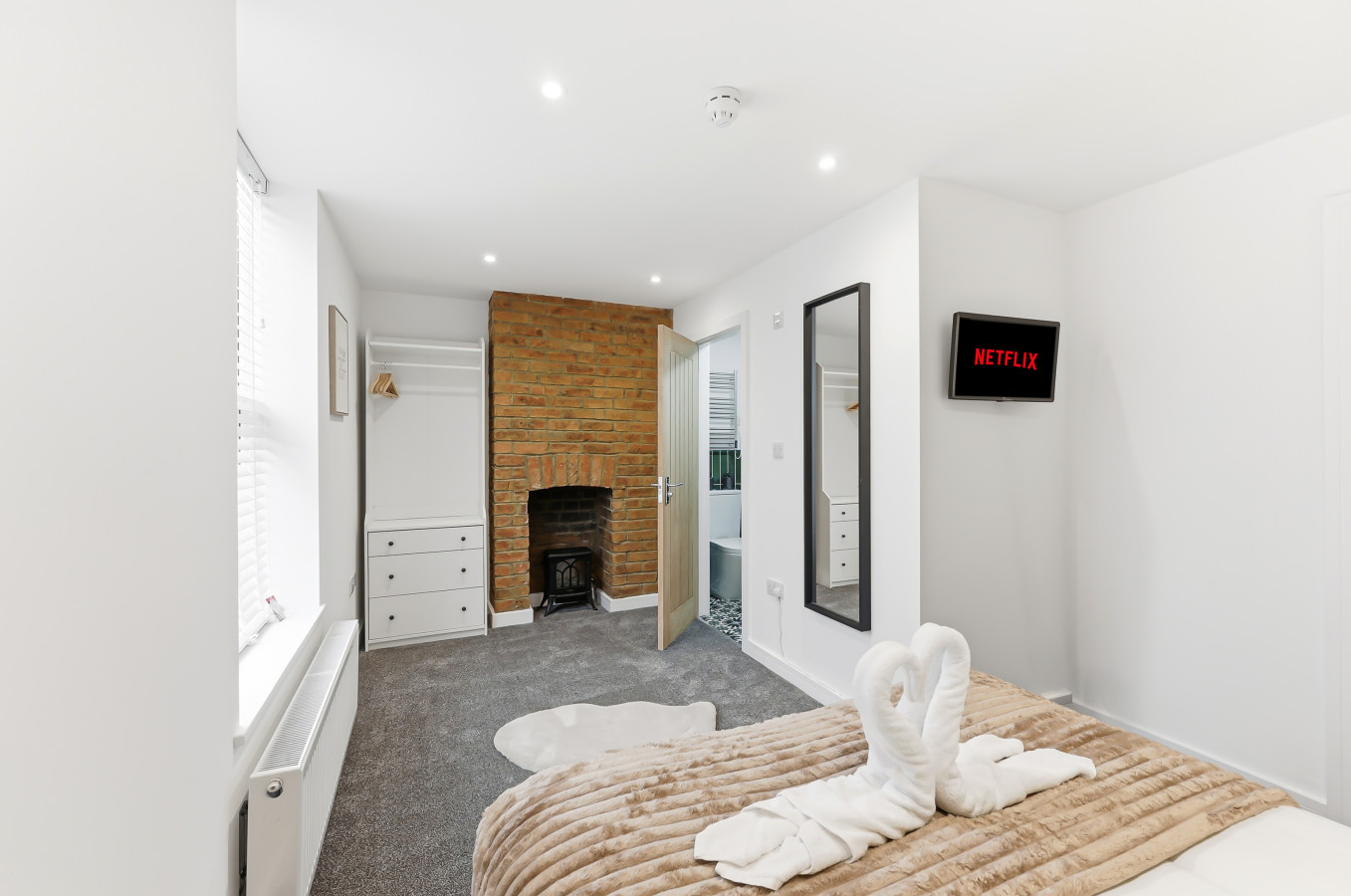 Stylish Duplex Apartment • Free Parking • VirginTV • Fast WiFi • Self-Check-In in 26 Freehold Street Flat 2 - Property image 5 - VivreStays